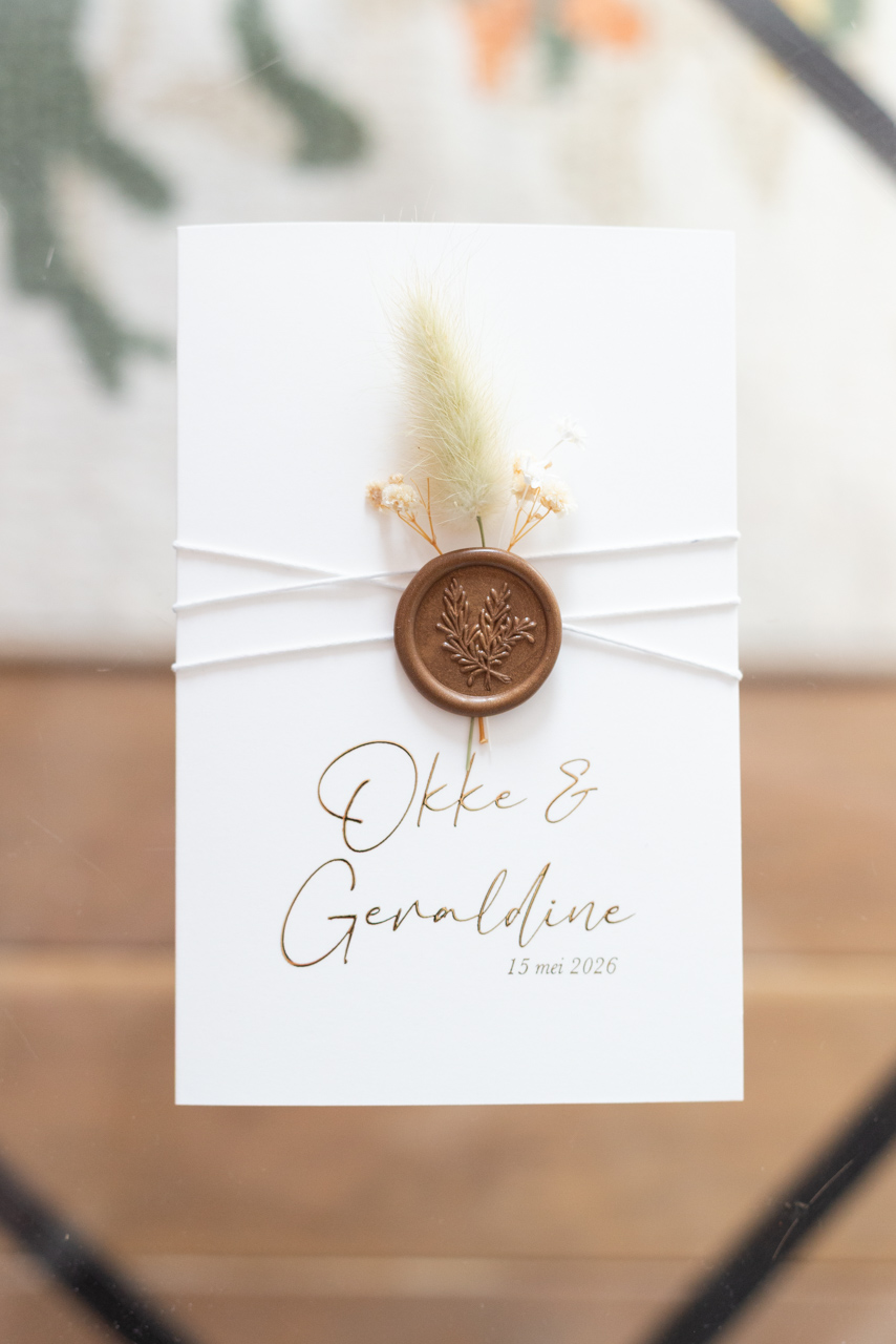 Klassieke trouwkaart met droogbloemen en goudfolie